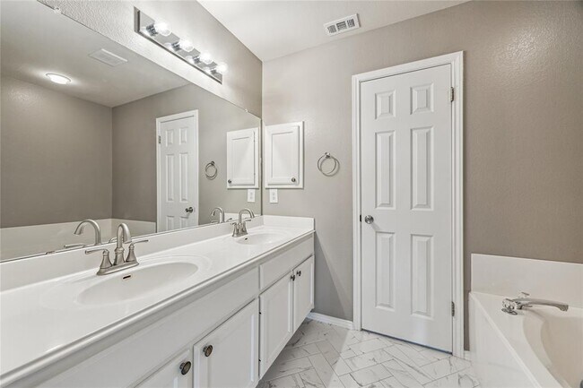 Building Photo - 2212 Clover Ridge Dr