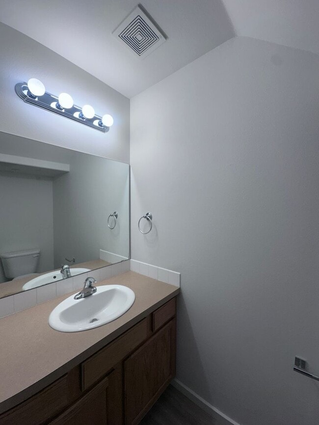 Building Photo - Newly Updated 3 Bedroom Available NOW