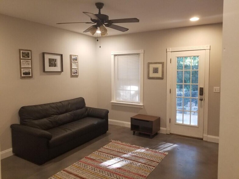 Living room - 2661 Glenrose Hl