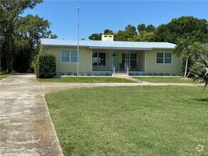 Building Photo - 4640 Lakeview Dr