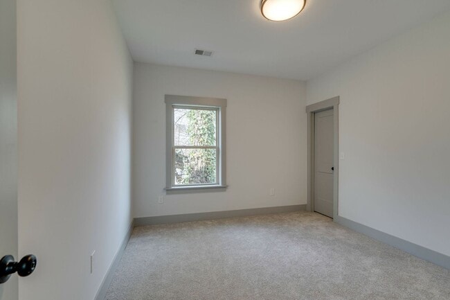 Building Photo - Stunning 3BE/2.5BA in the SHELBY PARK area! Easy DOWNTOWN access!
