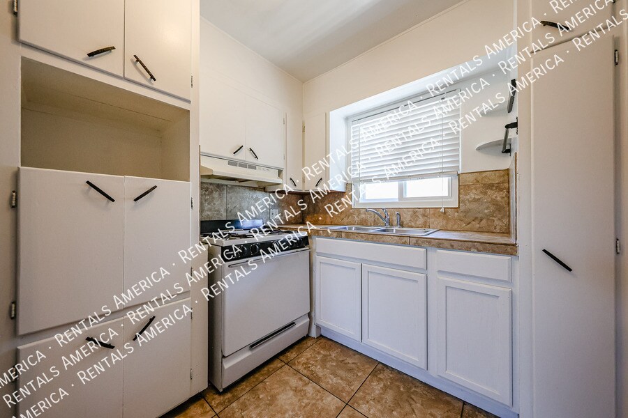 Building Photo - 160 S Hibbert-1