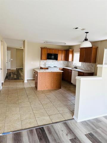 Building Photo - 4500 Blue Jay Ln