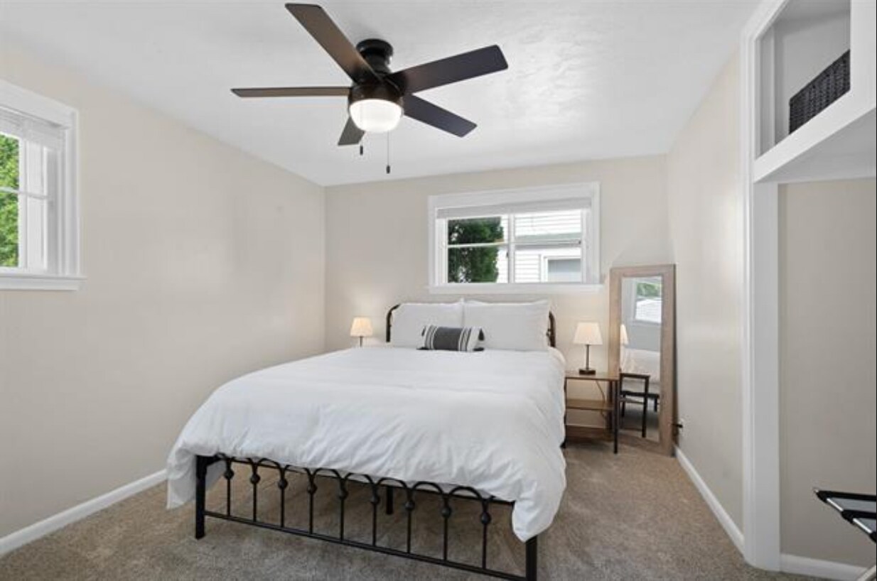 Building Photo - 1222 S Oneida St