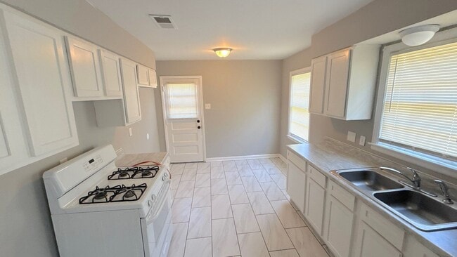 Building Photo - 1570 Jay Cove