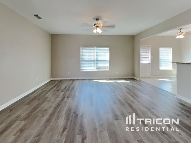 Building Photo - 1327 Tamarack Dr
