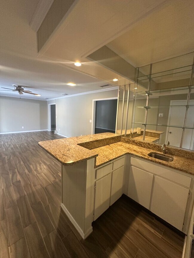 Building Photo - Popular Cathedral Oaks, Elegant Home