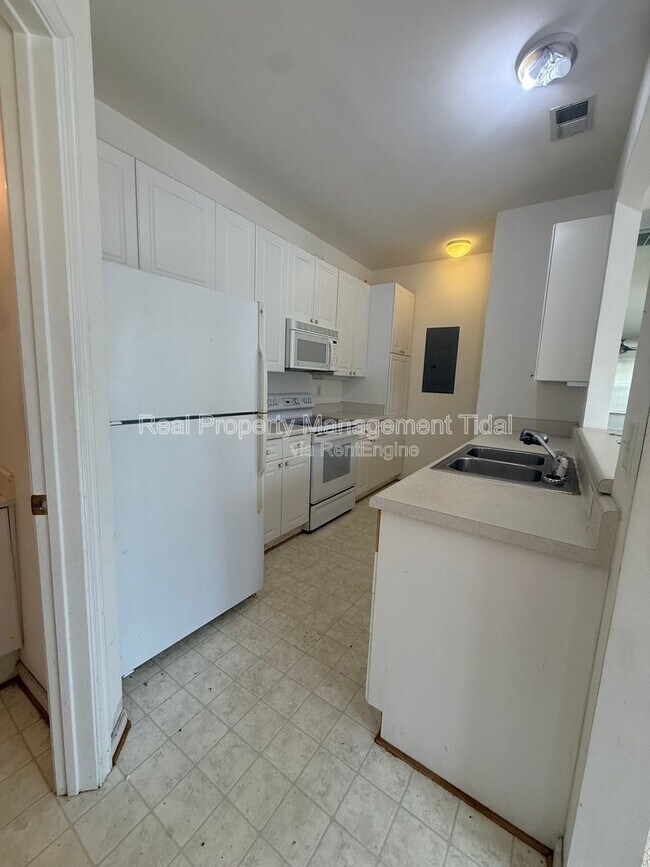 Building Photo - 5813 Ludington Dr