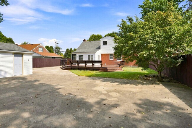 Building Photo - 912 Beechwood Rd