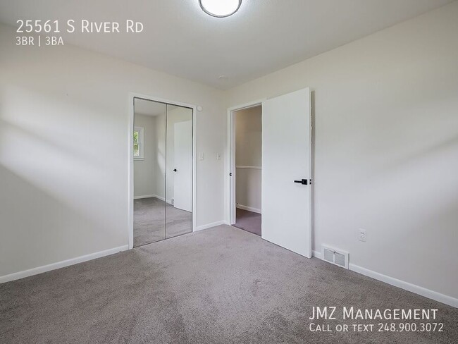 Building Photo - 25561 S River Rd