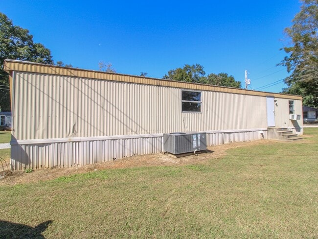 Building Photo - Updated 2BR/1BA Trailer in Muscle Shoals –...