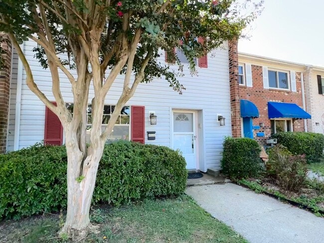 Building Photo - Three-bedroom, two-and-a-half bathrooms in Pembroke Meadows!