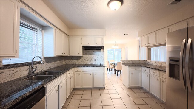 Building Photo - 2027 Whispering Springs Dr