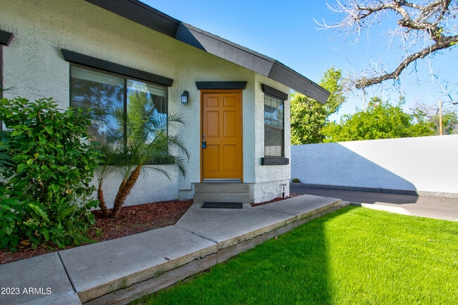 Building Photo - 2215 W Augusta Ave