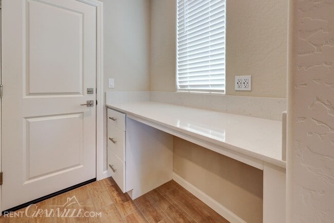 Building Photo - 877 Halford Ln