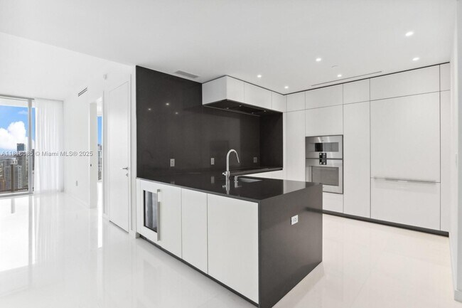Building Photo - 300 Biscayne Blvd Way
