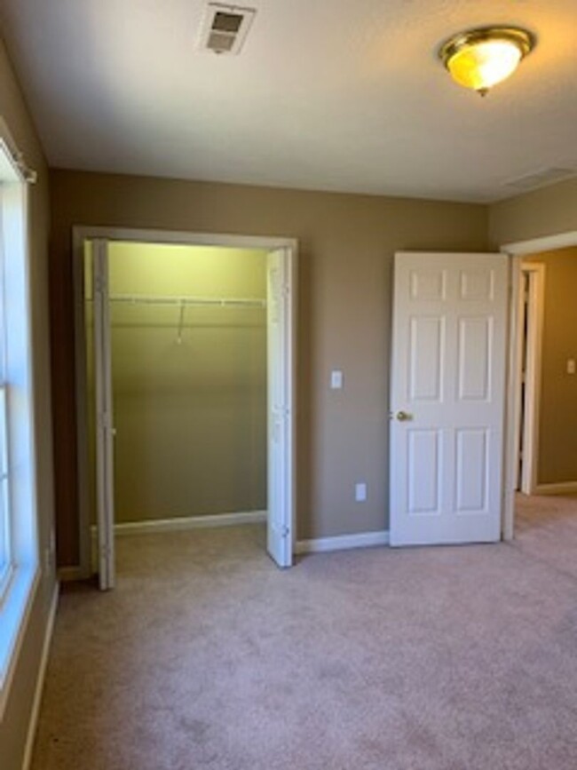 Building Photo - 4 Bedroom 3 Bath Townhouse in Batchelor He...