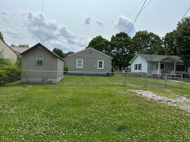 Building Photo - 1528 Redwood Dr