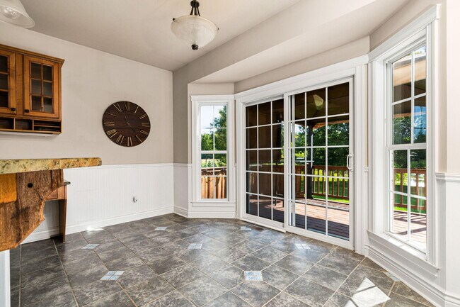 Building Photo - 950 Marshall Lakes Dr