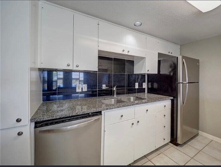 Building Photo - 14801 Compass St