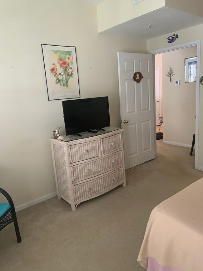 Building Photo - 571 Water St