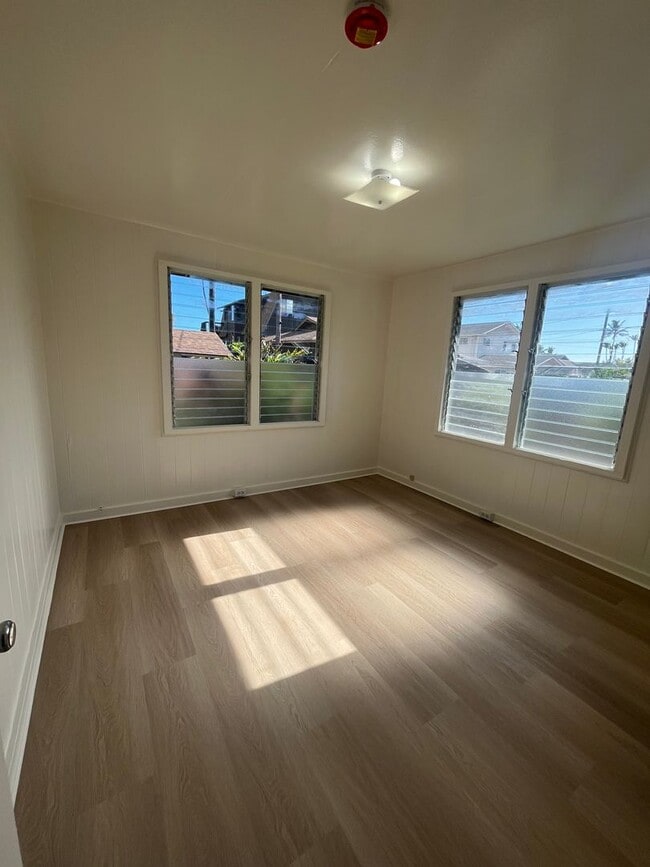 Building Photo - Oneula