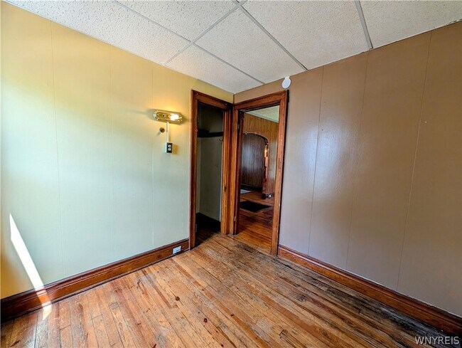 Building Photo - 325 Box Avenue Unit