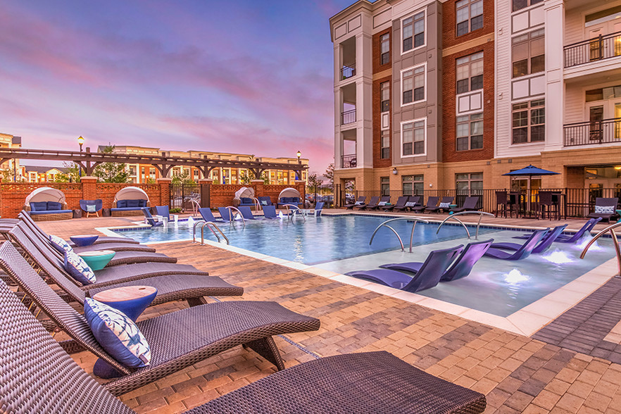 Two resort-style pools - The Links Rea Farms