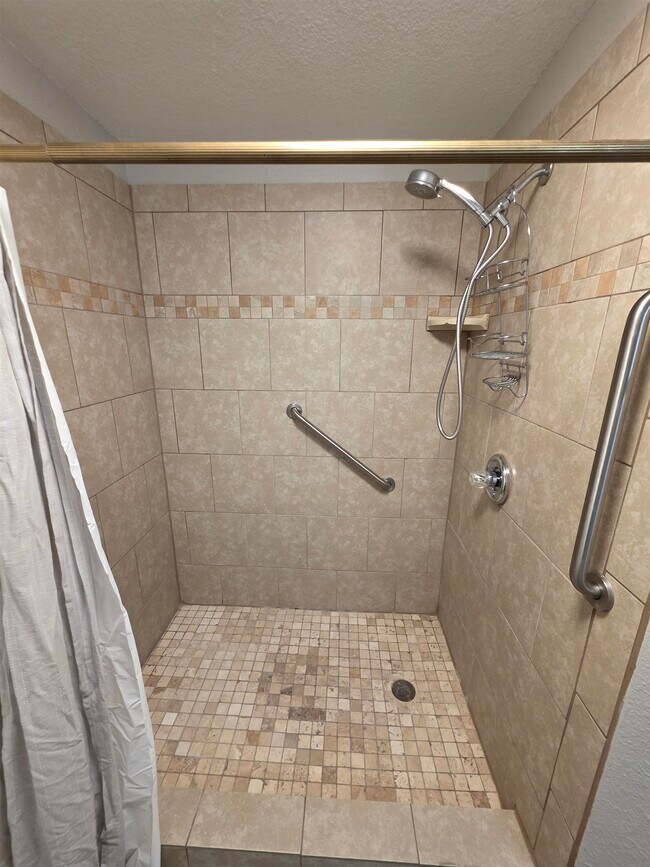 Building Photo - 2801 Chancellorsville Dr