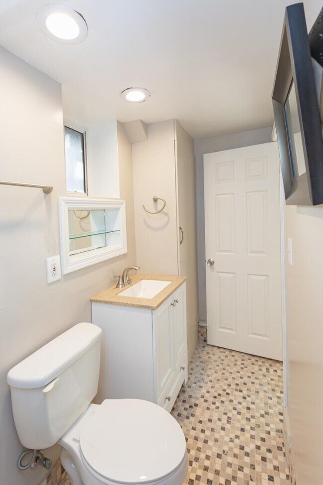 Building Photo - 331 Courtland Dr