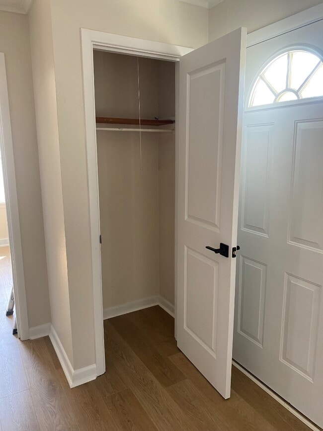 Building Photo - 664 N Walnut St