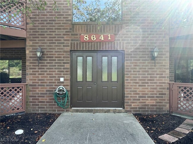 Building Photo - 8591 Scenicview Dr