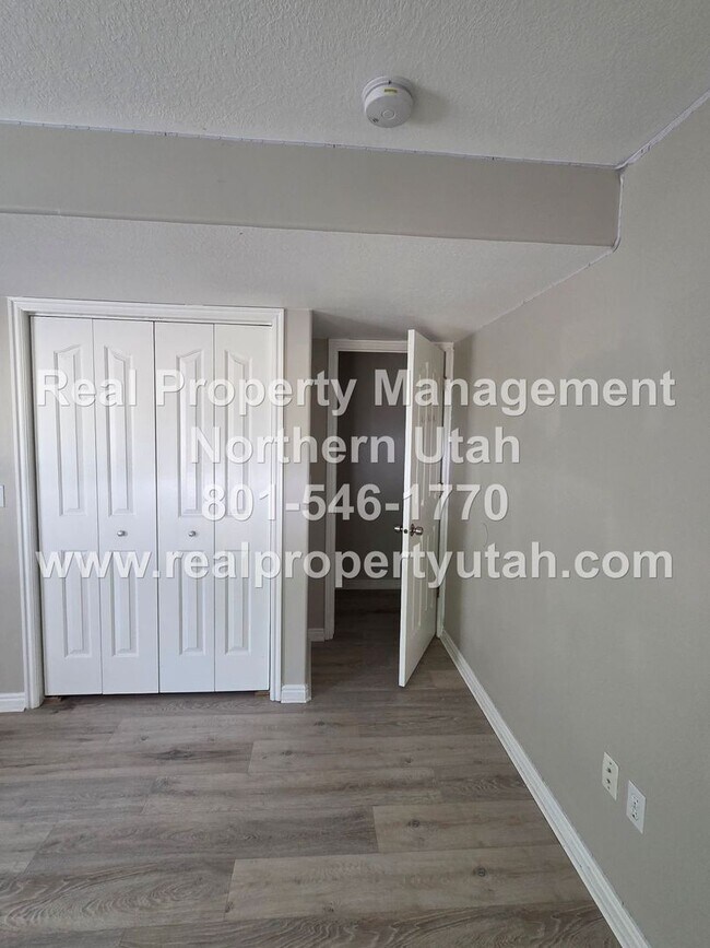 Building Photo - Updated 5 Bed 5 Bath Layton House Available!