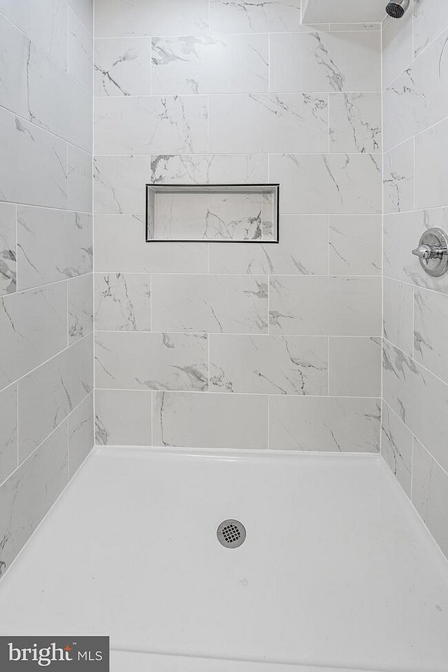Building Photo - 3 bedrooms, 3.5 bathrooms