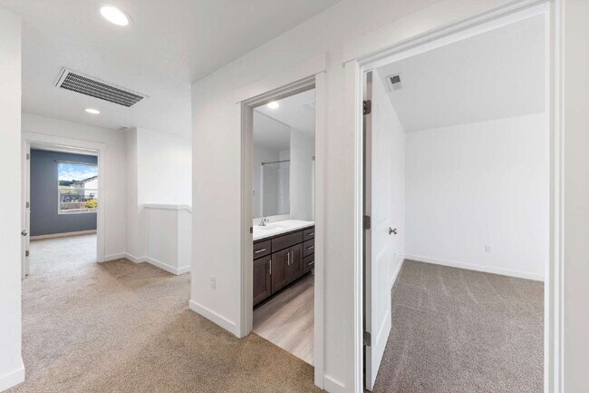 Building Photo - Large Recent Construction Home with Bonus Room!