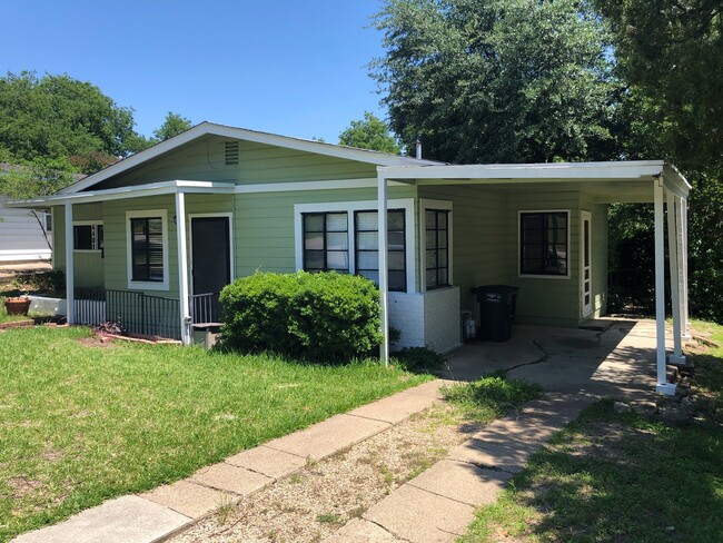 Building Photo - QUAINT home near TCU!