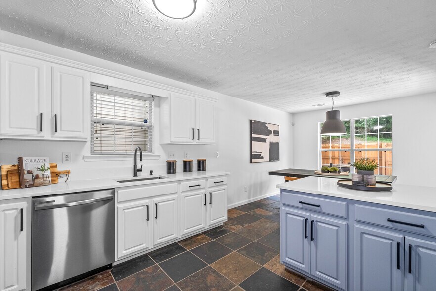 Building Photo - 1484 Gates Cir SE