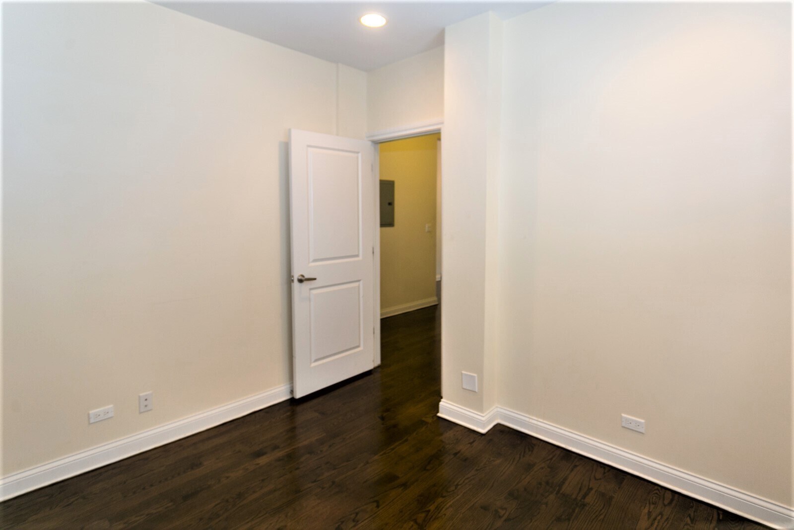 Building Photo - 1758 W Montrose Ave