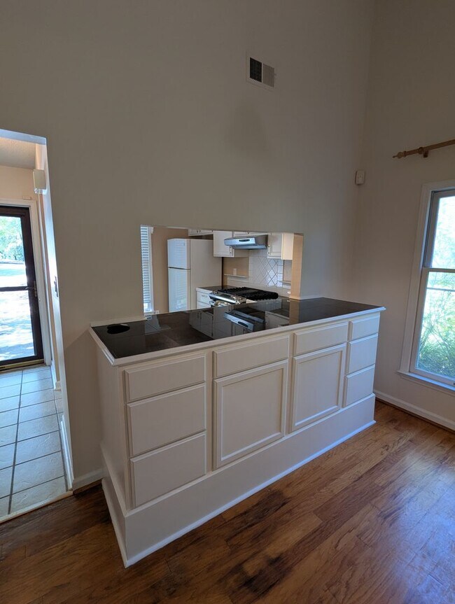 Building Photo - Beautiful townhouse with lakeside views, convenient to Chapel Hill and Durham!