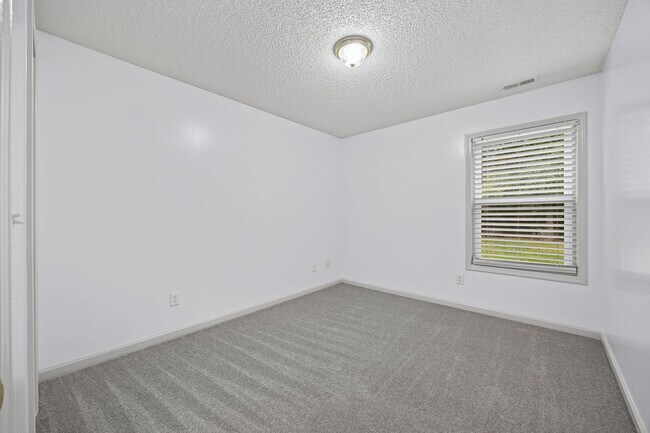 Building Photo - Beautiful 3-bed, 2 bath home in Hallmark G...