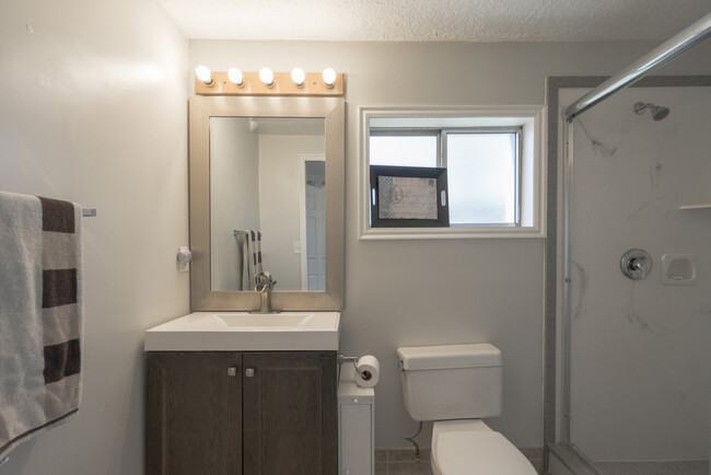 Building Photo - Great 3 bedroom and 2.5 bath home - 6 or 1...