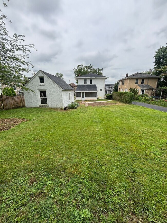Building Photo - Single Family Home Available for Rent in t...