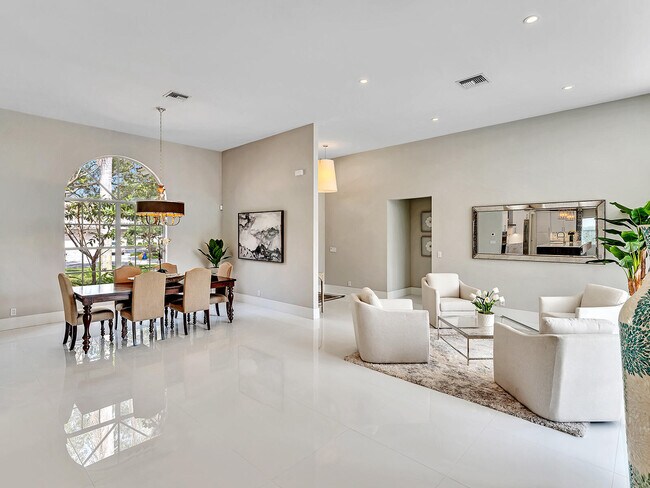 Building Photo - 2788 Hampton Cir W
