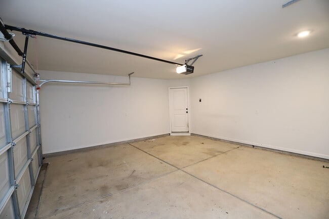 Building Photo - 1009 Providence Plantation Dr