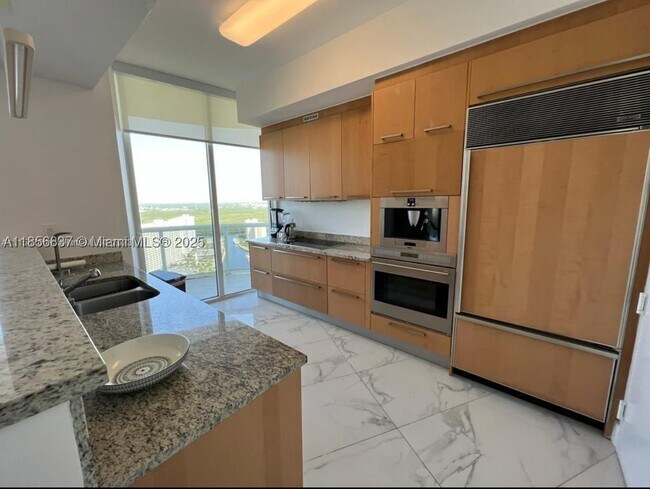 Building Photo - 15811 Collins Ave