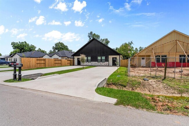Building Photo - 9110 Everglade Dr