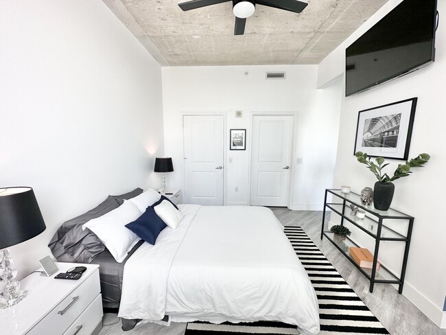 Building Photo - 300 S Australian Ave