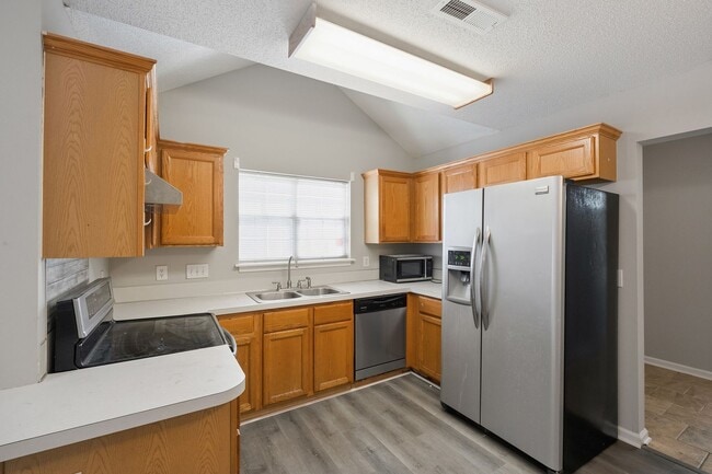Building Photo - Newly renovated 3Bd 2.5bath SFH in Chadbury Concord