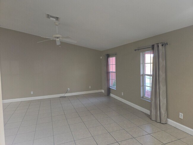Building Photo - Price Improved!!!!-Large Family Home-Great...