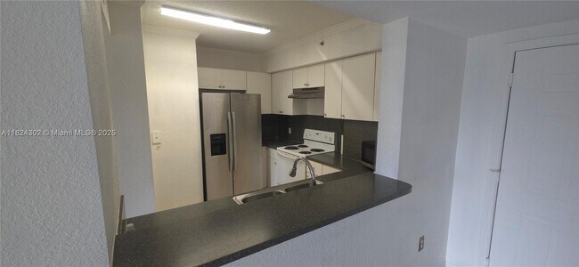 Building Photo - 9300 Fontainebleau Blvd